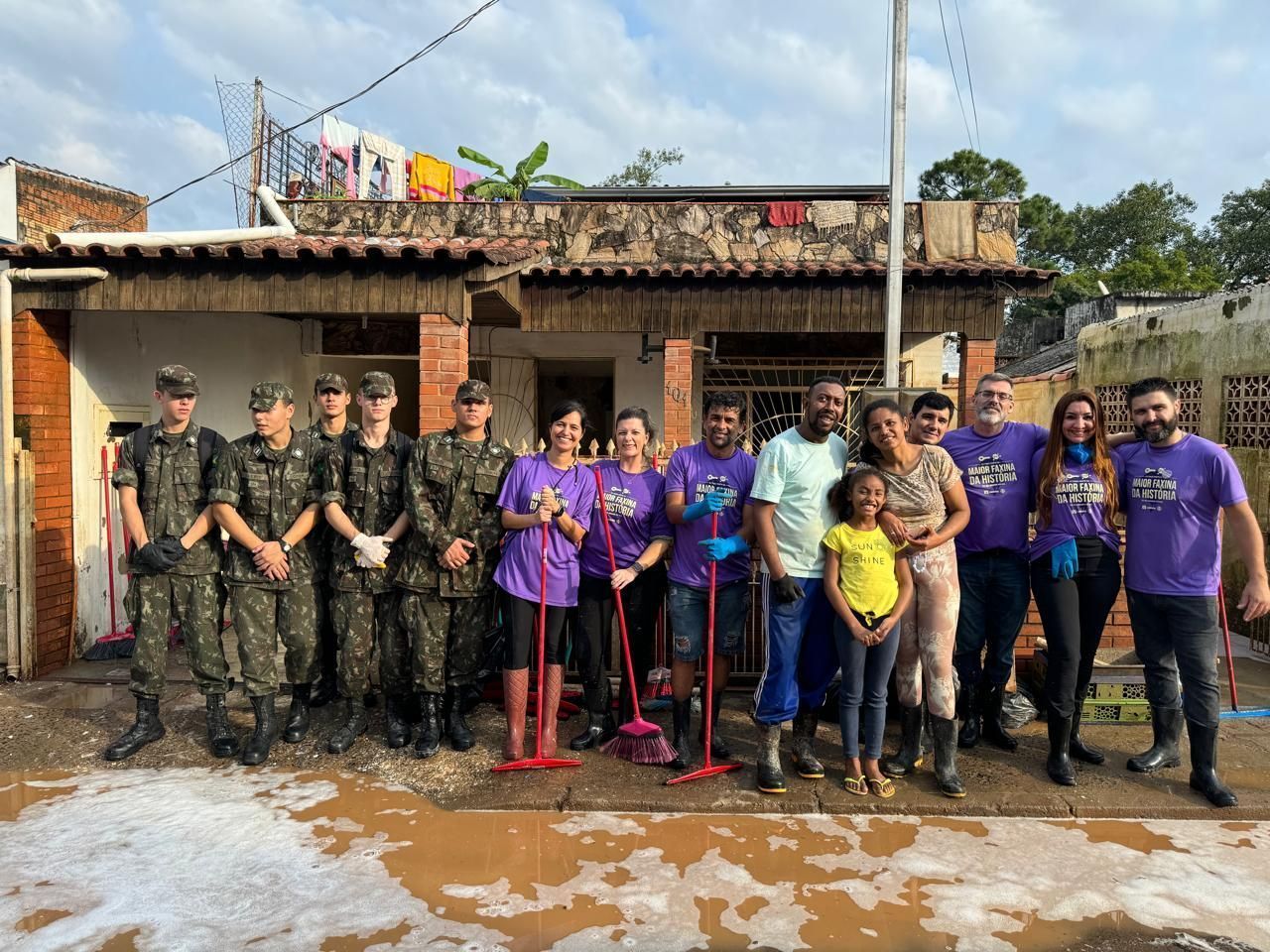 Voluntários da ação que promoveu a faxina comunitária
