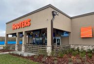 Hooters entra para lista de restaurantes com problemas nos EUA e fecha dezenas de unidades