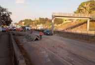 Acidente com carreta derruba passarela de pedestres em rodovia da Grande BH