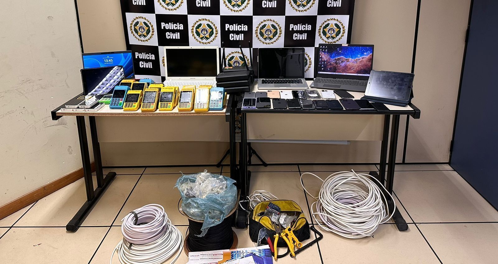 Polícia desmantela central clandestina de internet