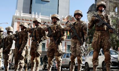 Soldados montam guarda na Plaza Murillo em 26 de junho de 2024 em La Paz, Bolívia