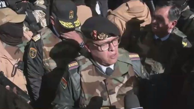 General Juan José Zúñiga anunciou publicamente que as forças militares assumiriam o controle do palácio do governo / Reprodução CNN Espanhol