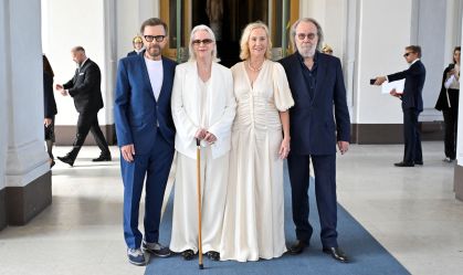 Integrantes do ABBA se reúnem para receber prêmio na Suécia