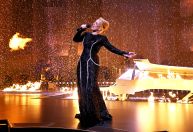 Adele rebate comentário homofóbico em seu show: 