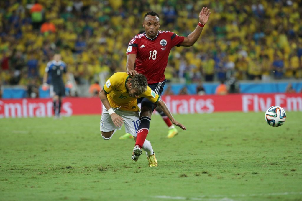Neymar sofre falta dura de Zuñiga, da Colômbia, em partida realizada na Arena Castelão, em Fortaleza (CE), pelas quartas de final da Copa do Mundo de 2014