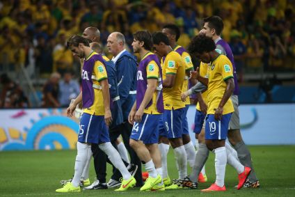 Jogadores da Seleção Brasileira saem de campo após derrota por 7 a 1 para a Alemanha