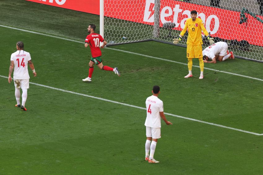 O goleiro Altay Bayindir se desespera após gol contra do zagueiro Samet Akaydin, da Turquia / Kevin C. Cox/Getty Images