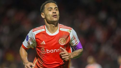 Alan Patrick foi a campo com uniforme manchado de barro