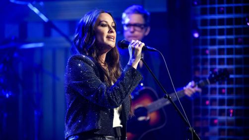 Alanis Morissette cantou no The Tonight Show, do Jimmy Fallon, em dezembro de 2023