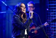 Alanis Morissette anuncia show em Curitiba após o Lolla; saiba como comprar