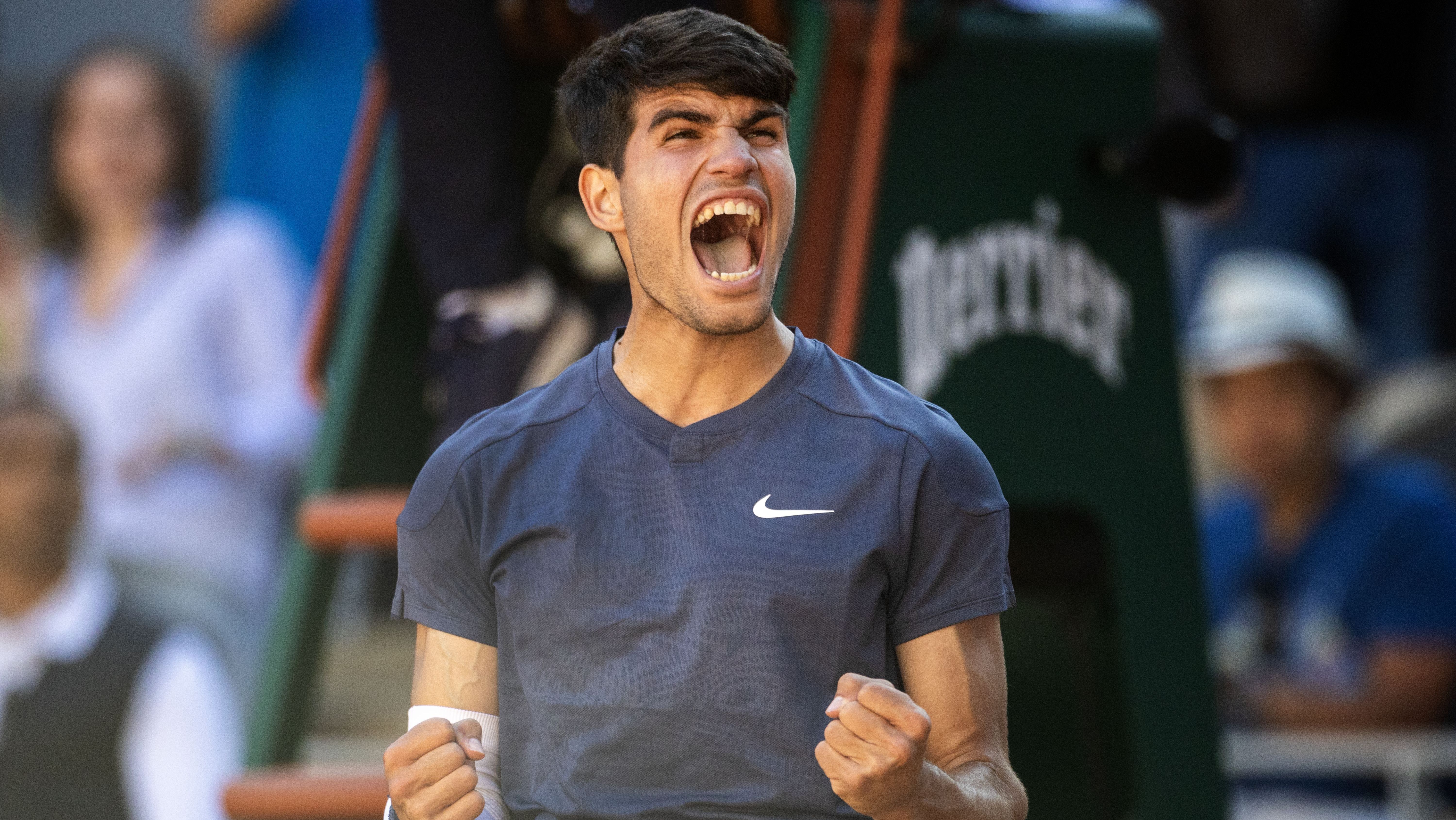Alcaraz comemora vitória sobre Sinner na semifinal de Roland Garros