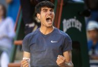 Roland Garros: Alcaraz se recupera, vence Sinner e vai à final pela primeira vez