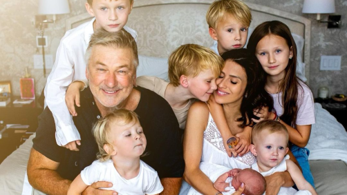 Alec Baldwin, Hilaria Baldwin e seus sete filhos