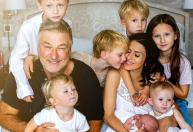 Alec and Hilaria Baldwin estrelarão reality show com seus sete filhos