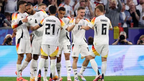 Florian Wirtz comemora com os companheiros de seleção alemã o primeiro gol da Eurocopa 2024