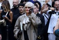 Artista vira personagem de "O Diabo Veste Prada" em desfile da Balenciaga