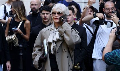 Artista vira personagem de "O Diabo Veste Prada" em desfile da Balenciaga