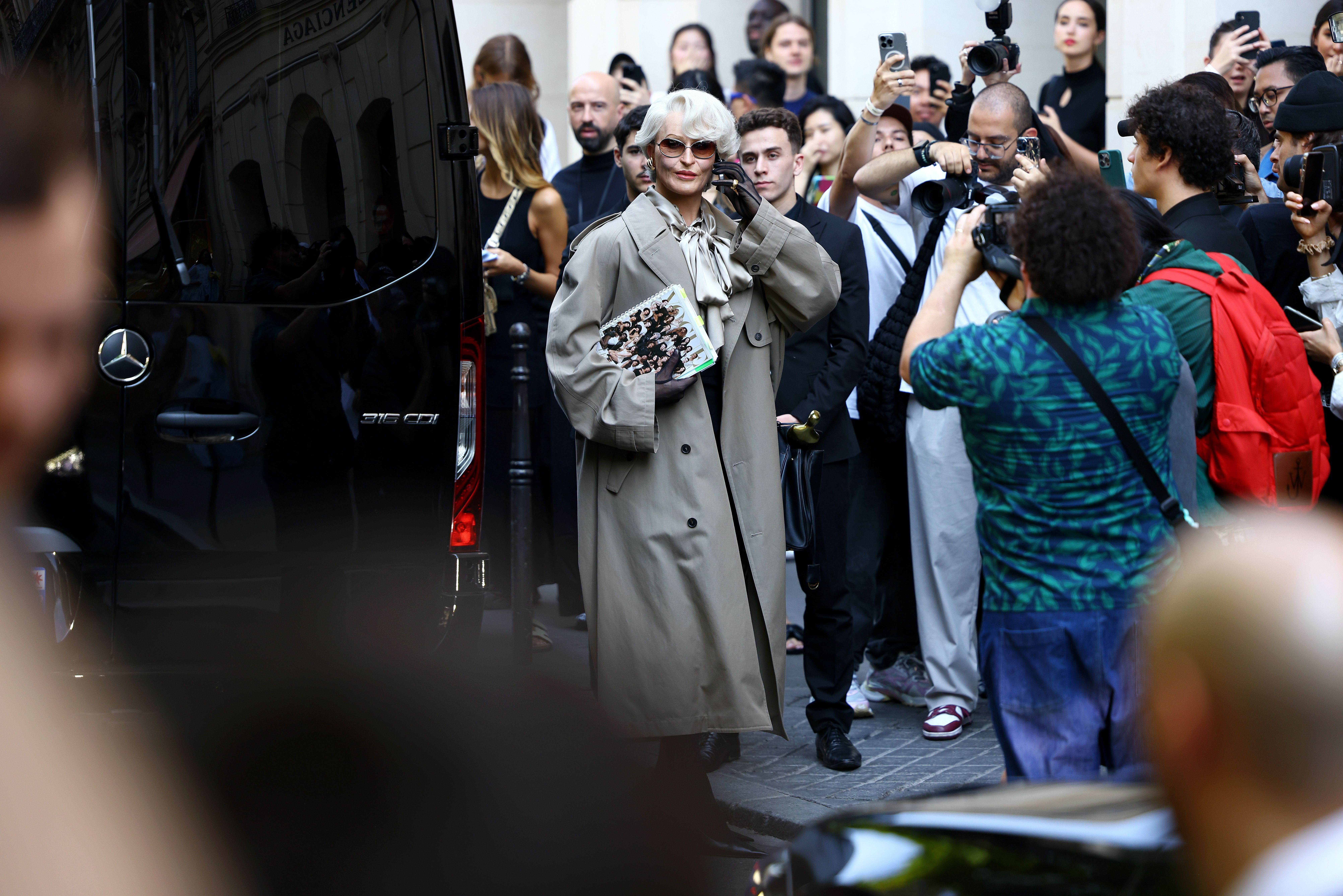 Alexis Stone se transforma em Miranda Priestly para o desfile da Balenciaga / Marc Piasecki/WireImage