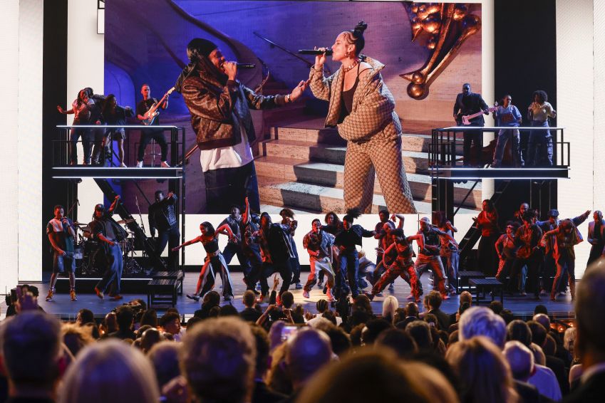 Jay-Z e Alisha Keys cantam via vídeo no Tony Awards / Mary Kouw/CBS via Getty Images