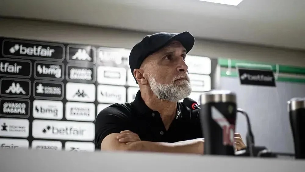 Álvaro Pacheco tem quatro jogos no comando do Vasco