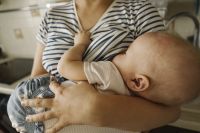 Mães vacinadas contra Covid-19 protegem bebês com aleitamento exclusivo