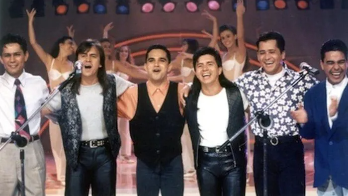 Grupo Amigos em sua formação original; em 1998 Leandro, dupla de Leonardo, faleceu devido a um câncer de pulmão