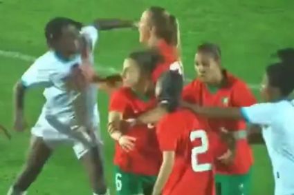 Atacante do Congo aplica um soco na adversária marroquina