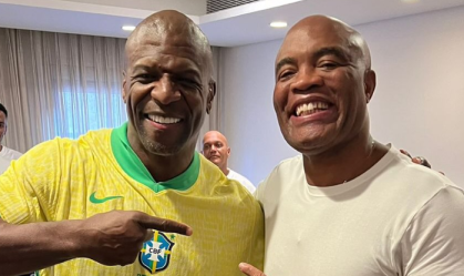 No Brasil, Terry Crews posa com Anderson Silva: "Amo esse país"