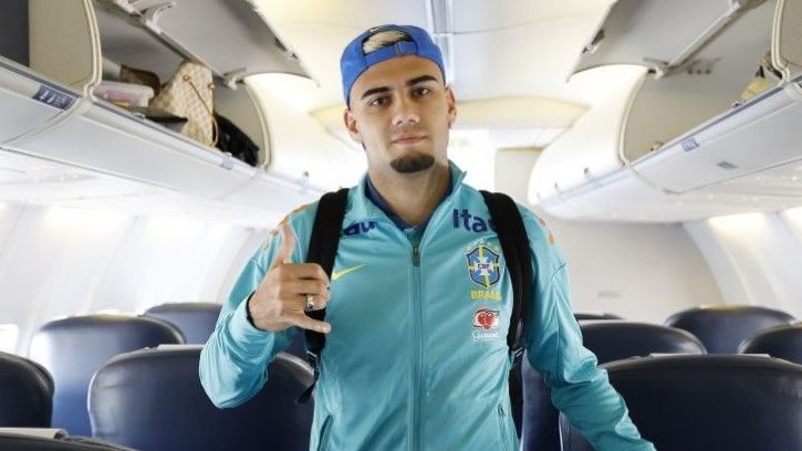 Andreas Pereira, volante da Seleção Brasileira, no embarque para Los Angeles