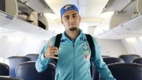 Andreas Pereira, volante da Seleção Brasileira, no embarque para Los Angeles