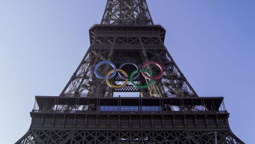 Torrei Eiffel foi decorada com os anéis olímpicos