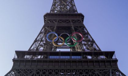 Torrei Eiffel foi decorada com os anéis olímpicos