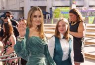 Angelina Jolie vai acompanhada da filha ao Tony Awards; veja fotos