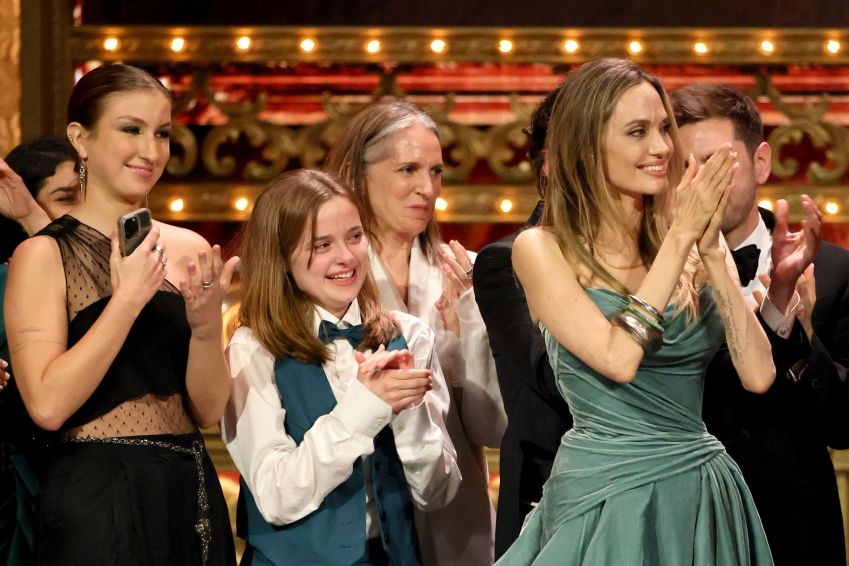 Vivienne Jolie, Angelina Jolie e p elenco de"The Outsiders" no palco do Tony Awards / Theo Wargo/Getty Images for Tony Awards Productions