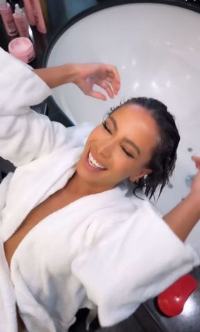 Anitta lava o cabelo com chuveirinho para manter a maquiagem / Instagram/Anitta