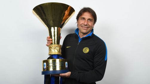 Antonio Conte com o título da Supercopa da Itália pela Inter de Milão