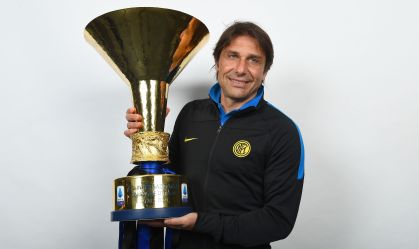 Antonio Conte com o título da Supercopa da Itália pela Inter de Milão