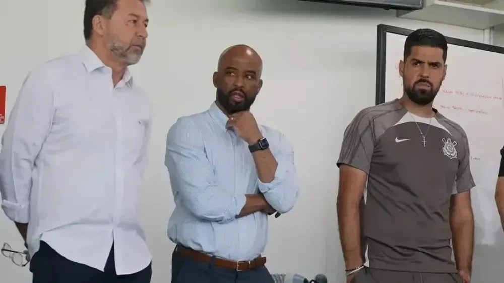 Augusto Melo e António Oliveira têm uma relação fria no Corinthians