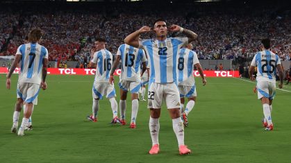 Lautaro Martínez comemora o gol da vitória da Argentina sobre o Chile
