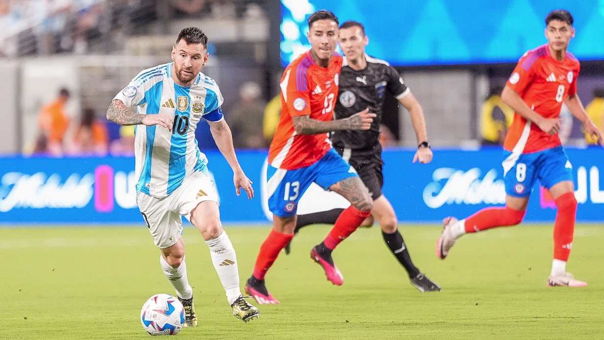 Messi em partida contra o Chile