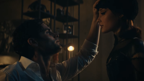 Ariana Grande lançou clipe de "the boy is mine" nesta sexta-feira (7)