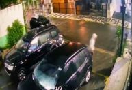 Bandidos atiram contra carro com idosa de 79 anos no litoral de SP; veja vídeo