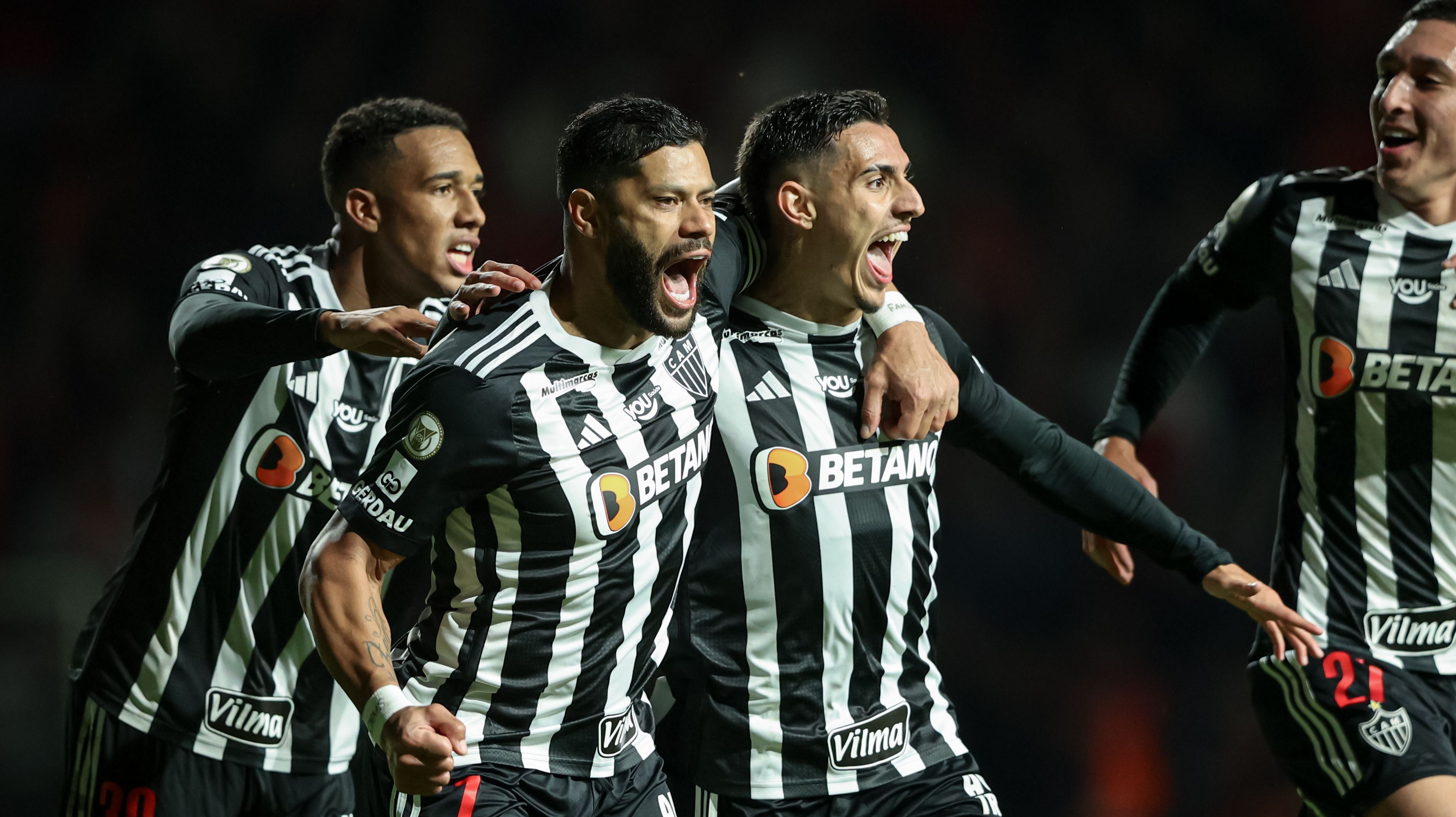 Hulk e Cadu comemoram gol sobre o Inter pela 12ª rodada do Brasileirão