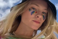 Atriz de "Bridgerton" celebra mês do Orgulho LGBT+: "Apaixonada por uma mulher"