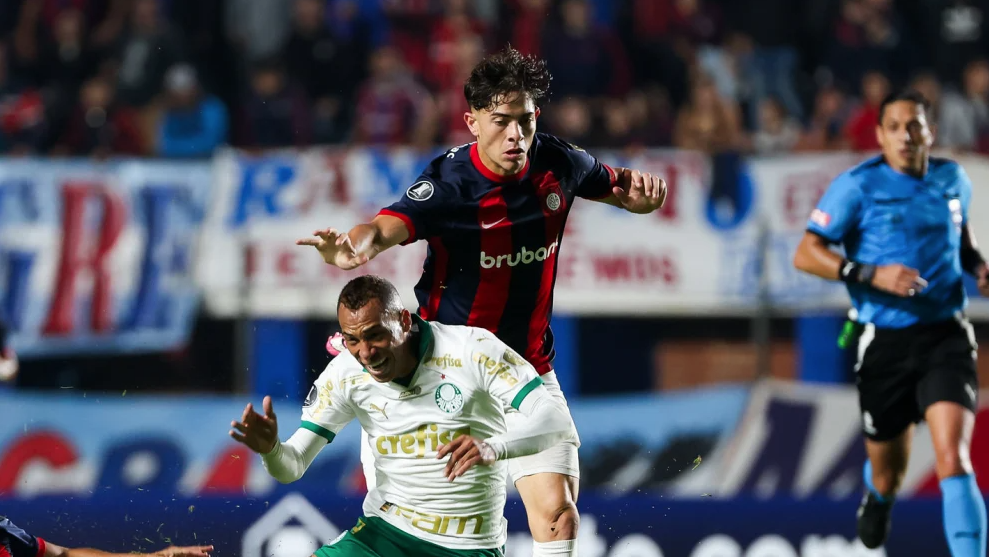 Augustín Giay e Breno Lopes em disputa de bola na Libertadores