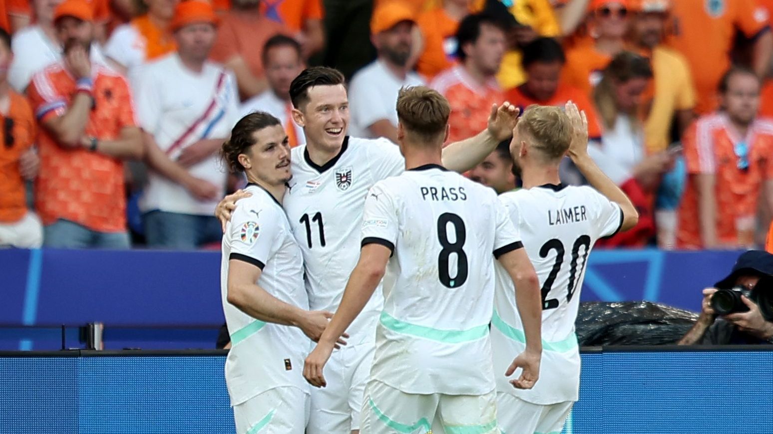 Austríacos comemoram gol sobre a Holanda em Berlim