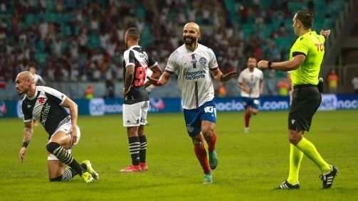 Thaciano comemora o primeiro gol do Bahia sobre o Vasco