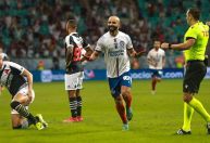 Bahia volta a ter adversário expulso, vence Vasco e cola no líder do Brasileirão