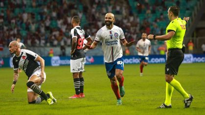 Thaciano comemora o primeiro gol do Bahia sobre o Vasco