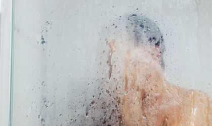 Banho quente faz mal para a pele? Veja quais cuidados tomar no inverno